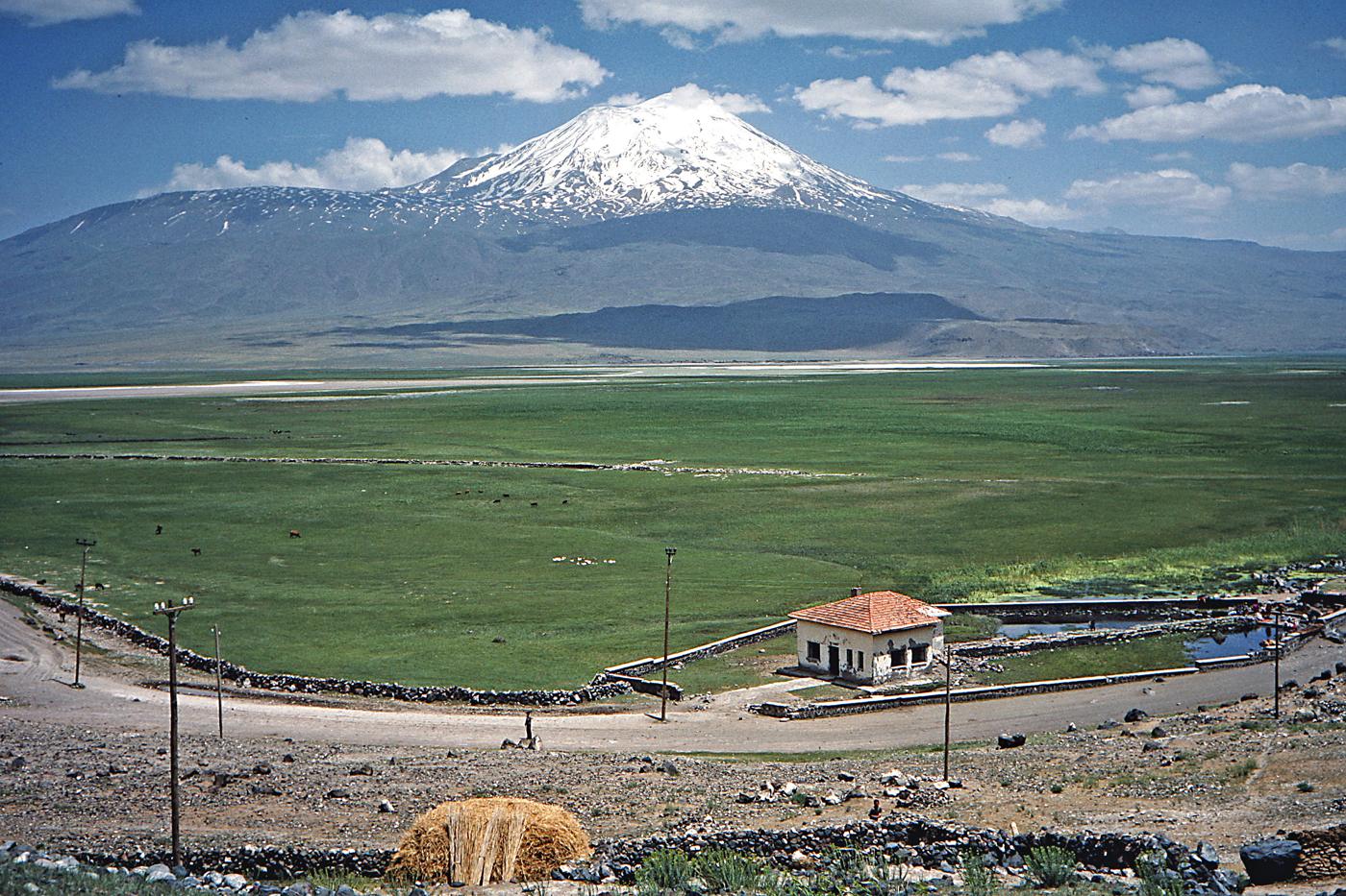 Cume nevado do monte Ararate visto de longe