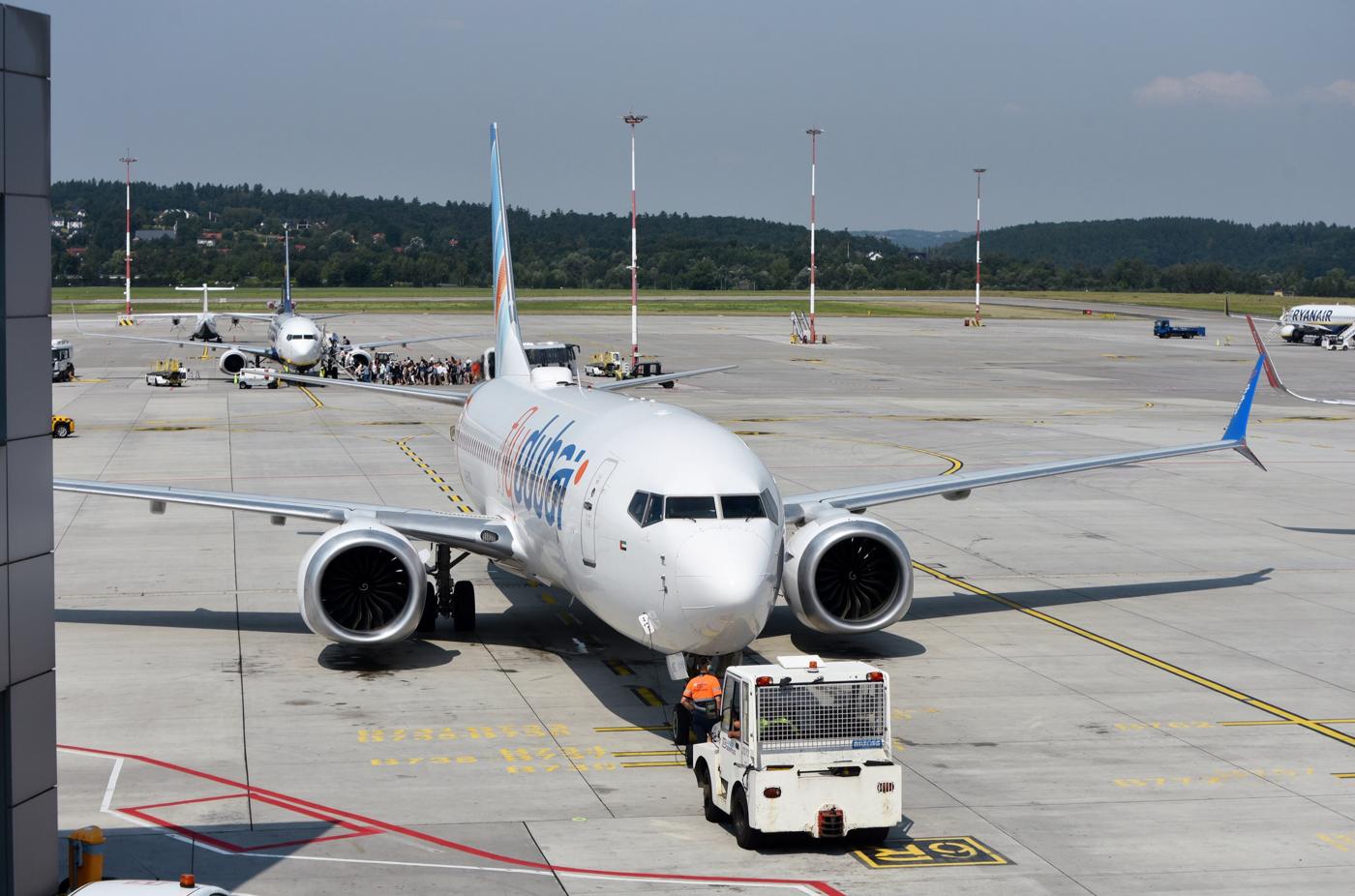 Boeing 737 MAX 8 da Flydubai estacionado em aeroporto