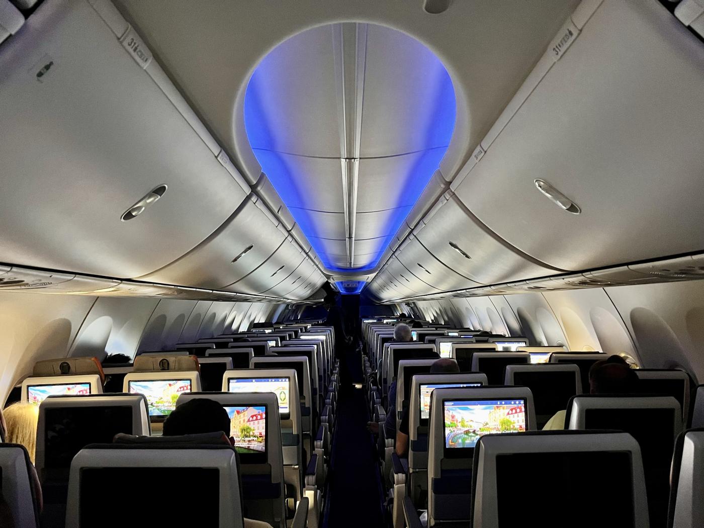 Cabine de passageiros econômica de um 737 MAX da Flydubai