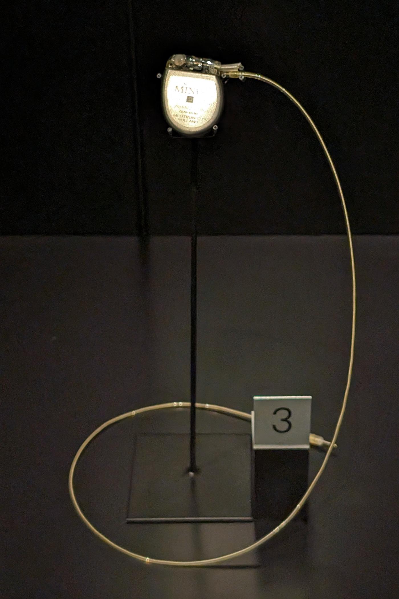 Um marcapasso de 1993 com o eletrodo, em exposição num museu
