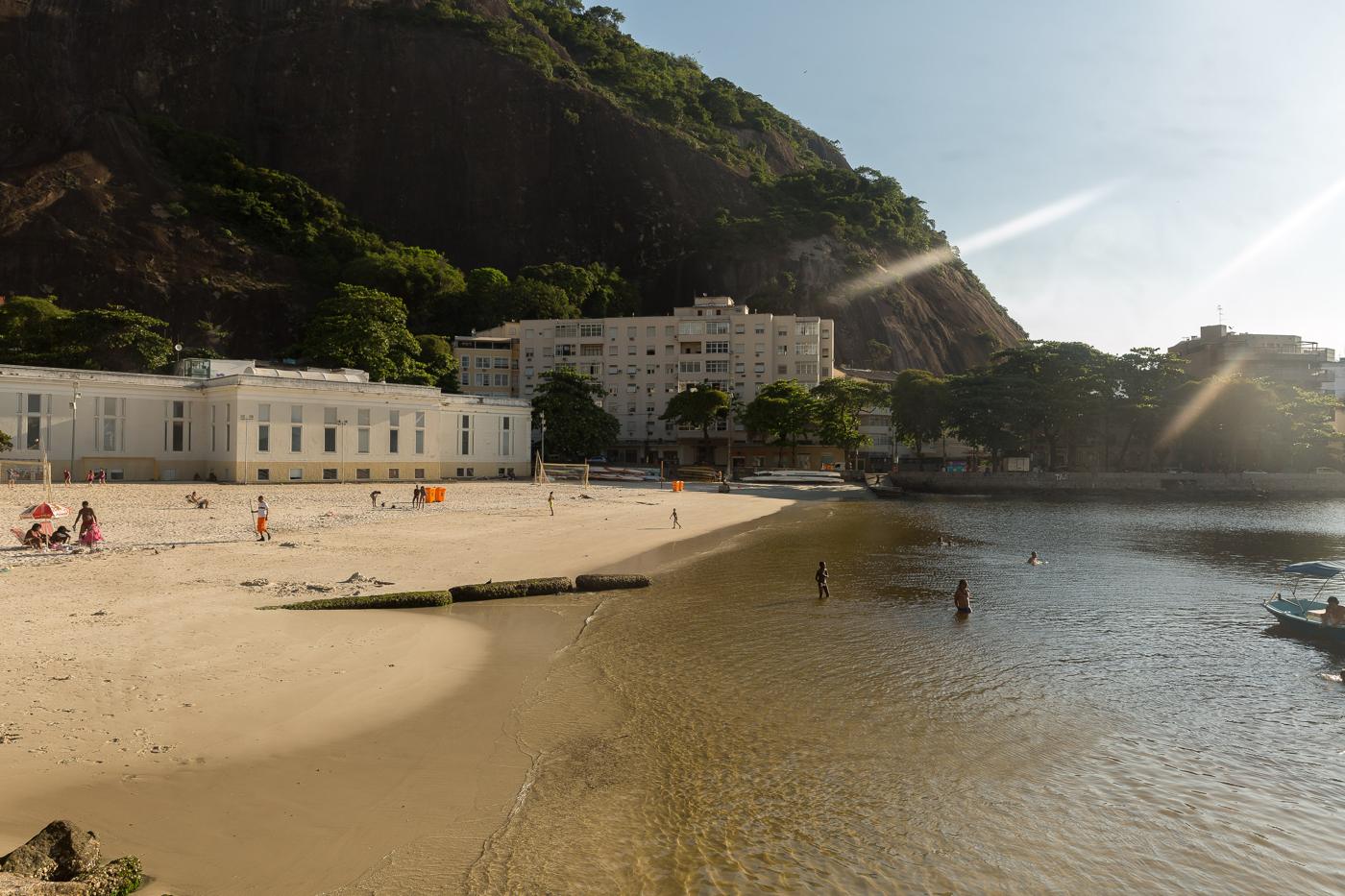 Praia da Urca, no Rio, com o prédio do antigo Cassino da Urca