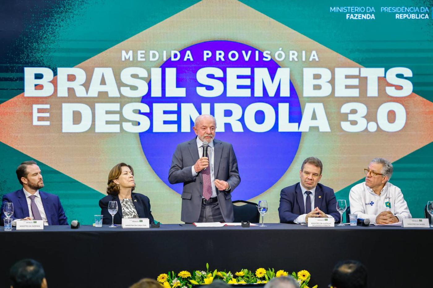 Lula discursa diante de um telão com o texto Brasil sem Bet