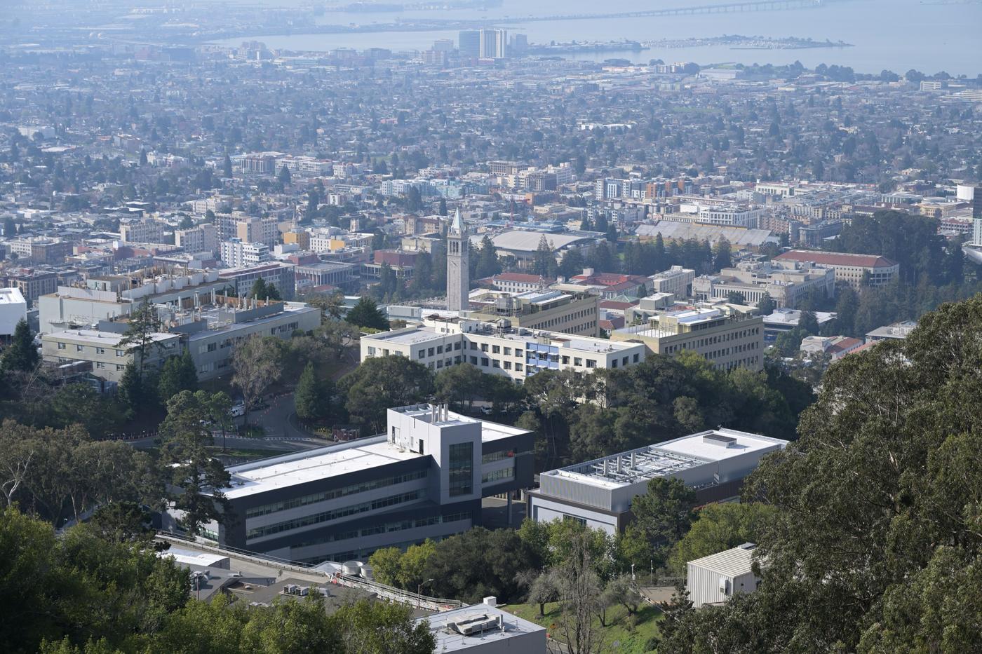 Campus da Universidade da Califórnia em Berkeley visto das colinas, com a torre Sather ao centro