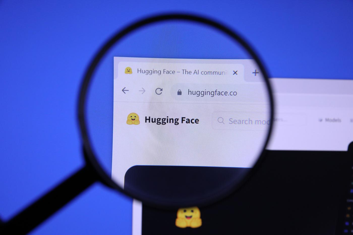 Lupa sobre o logotipo da Hugging Face na tela de um navegador