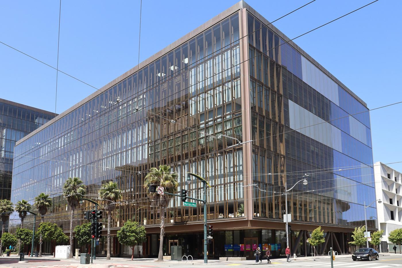 Prédio de vidro da sede da OpenAI em San Francisco