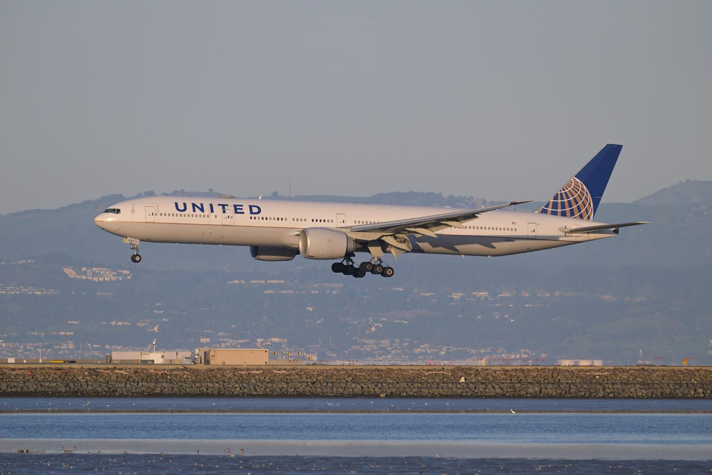 Boeing 777-300ER pousando com o trem de pouso abaixado