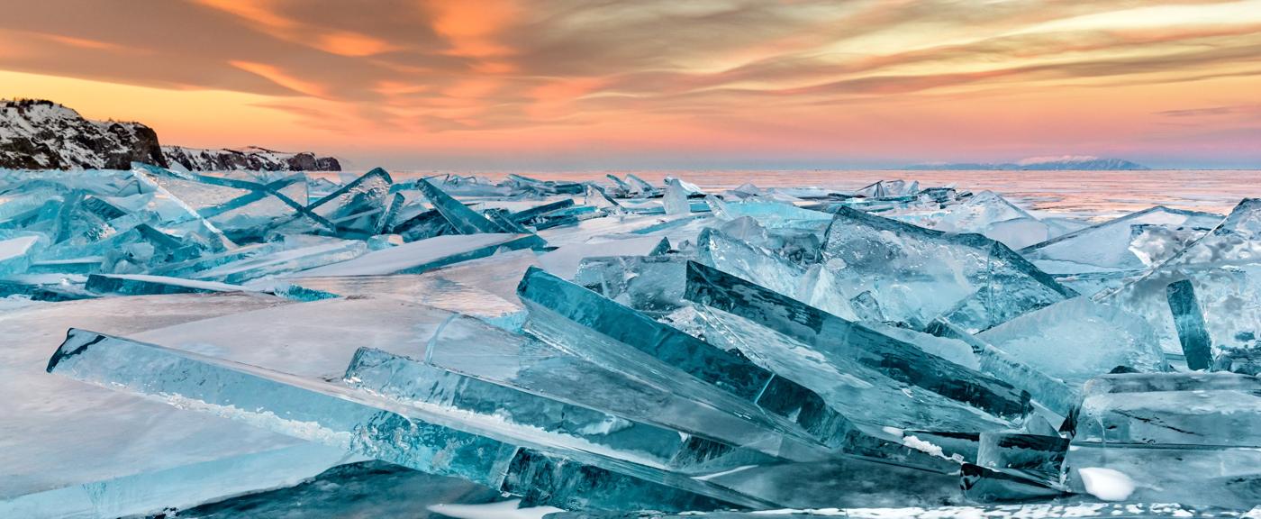 Placas de gelo do lago Baikal ao entardecer