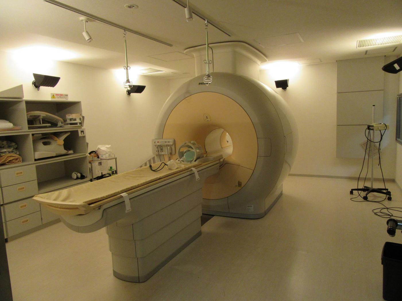 Aparelho de ressonância magnética em uma sala de hospital