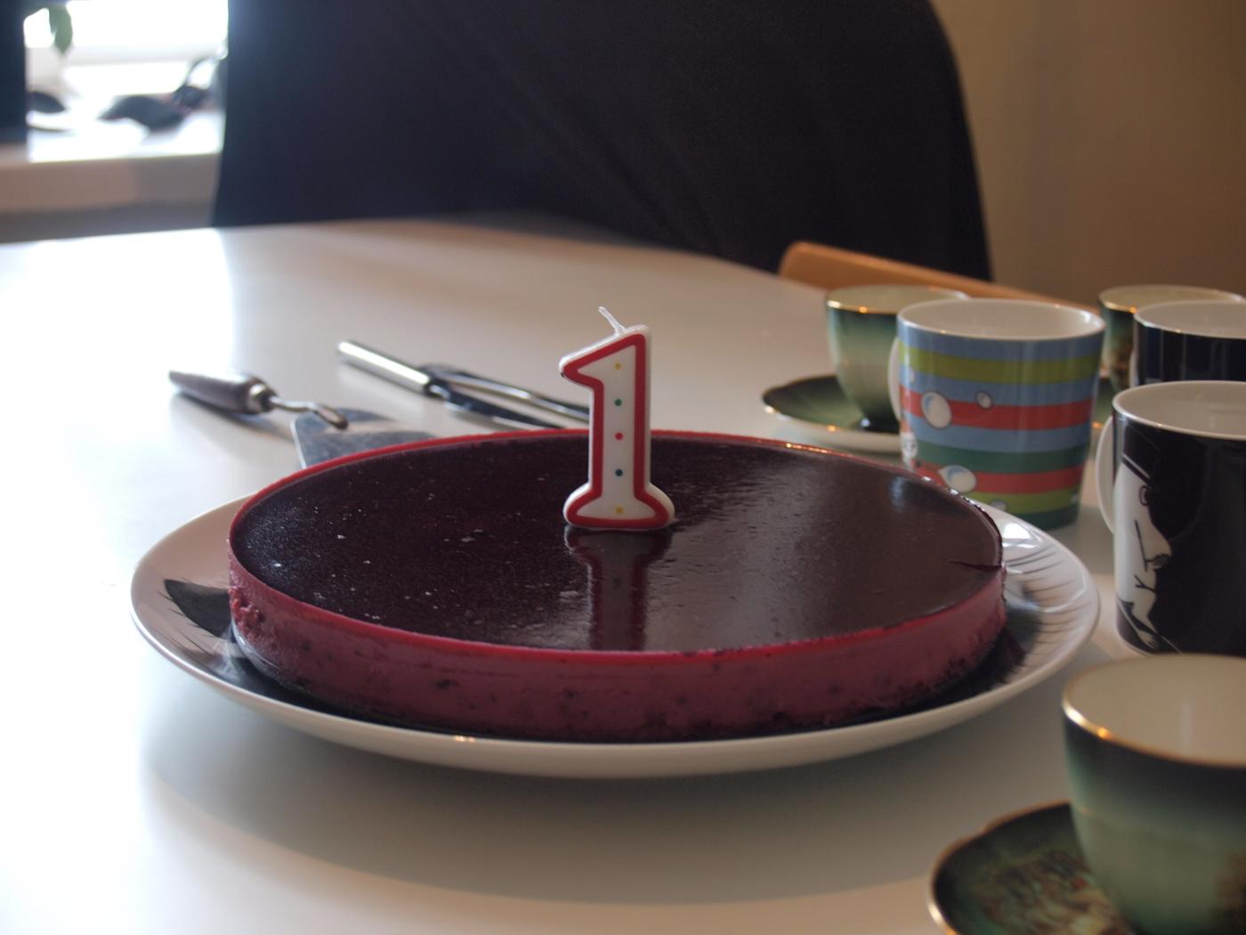 Bolo de primeiro aniversário com uma vela